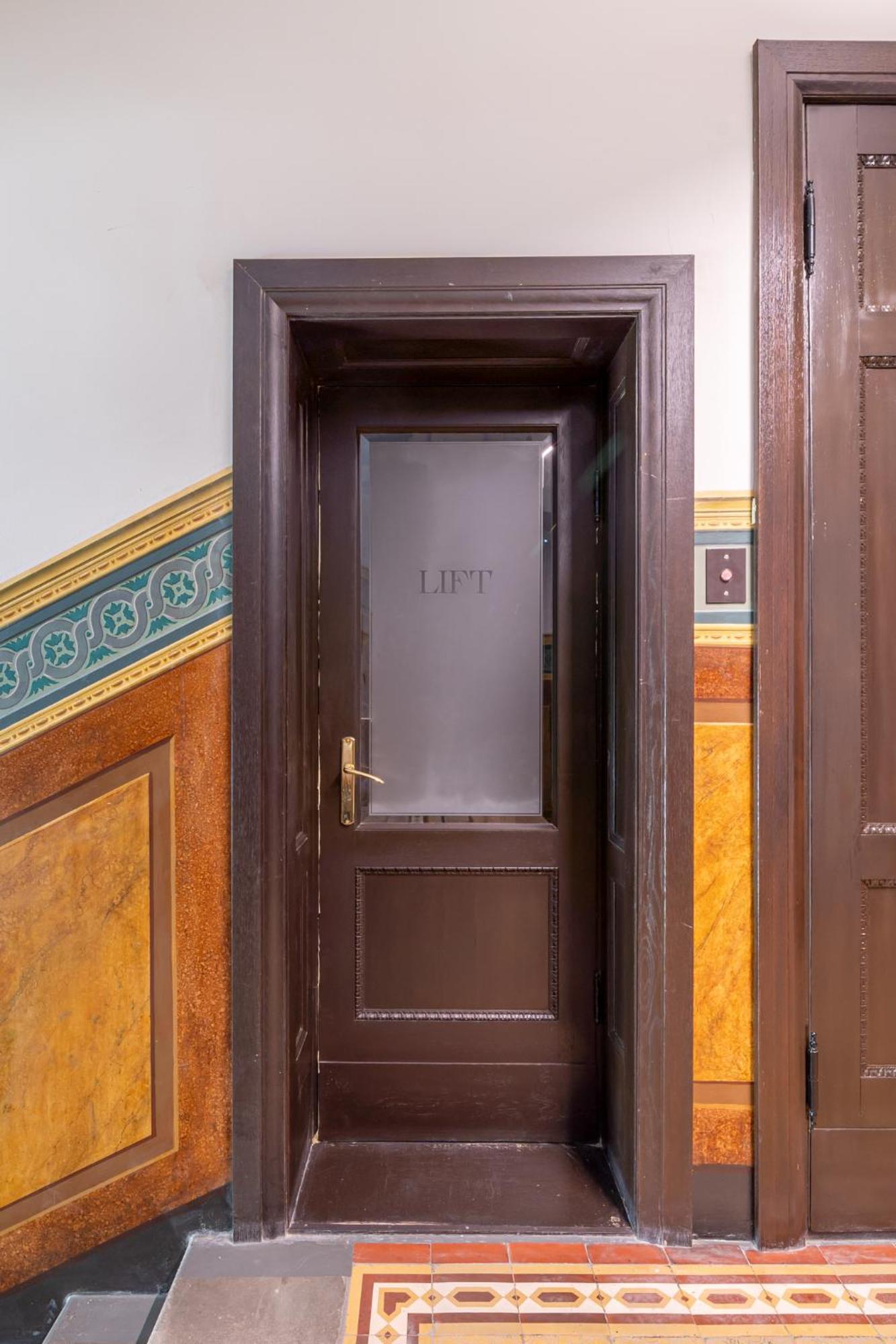 Prestigious Former Library Apartment - Perfect Location Рига Экстерьер фото
